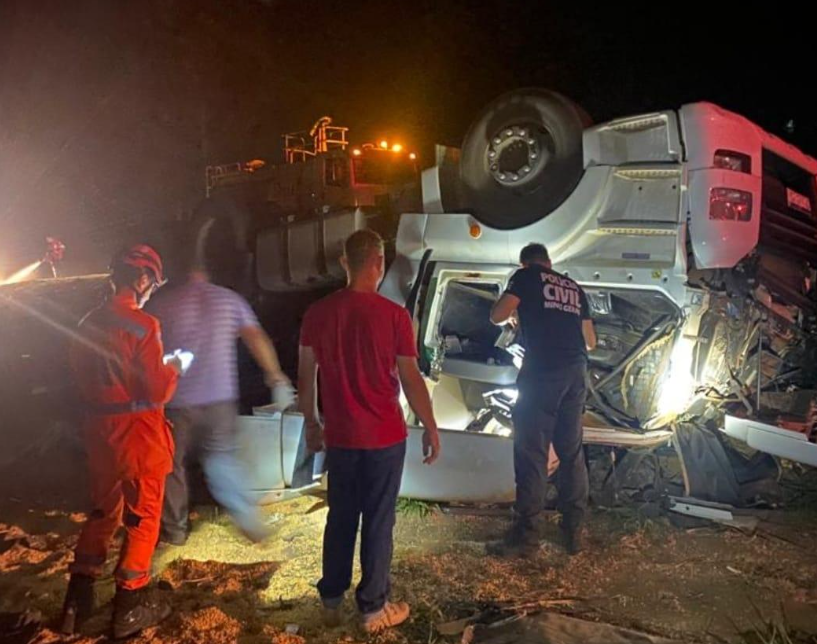 Caminhoneiro Morre Ap S Capotamento De Carreta Na Mg No Trevo Entre