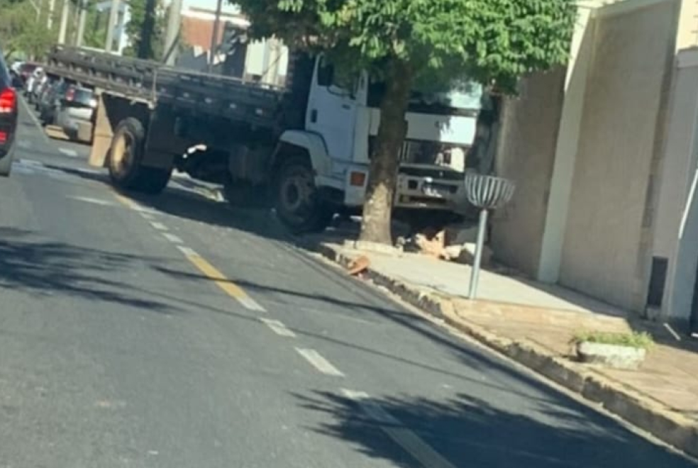 Caminhão desgovernado bate em muro de residência no bairro Mangueiras