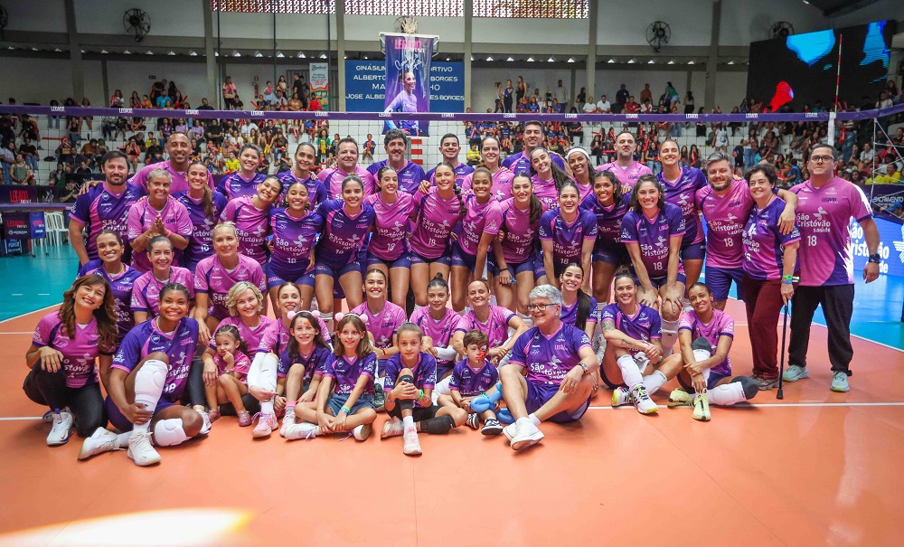 Líbero Camila Brait encerra carreira com jogo festivo em Sacramento