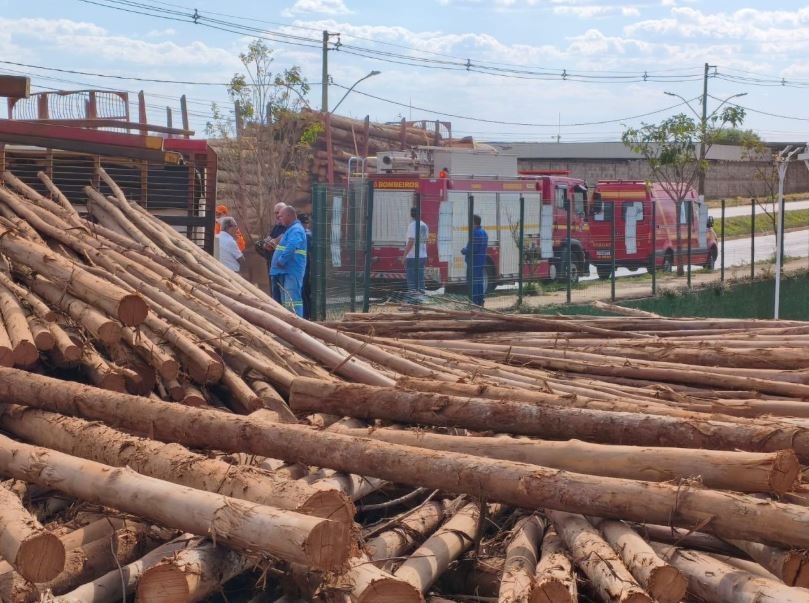 Bitrem carregado com eucalipto tomba em rotatória movimentada de Araxá