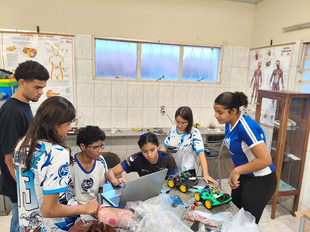 Estudantes de Araxá participam da Olimpíada Brasileira de Robótica em Patrocínio