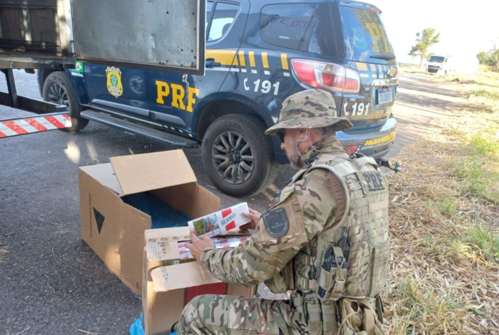 PRF apreende 75 mil maços de cigarros após perseguição na BR-262 no Alto Paranaíba