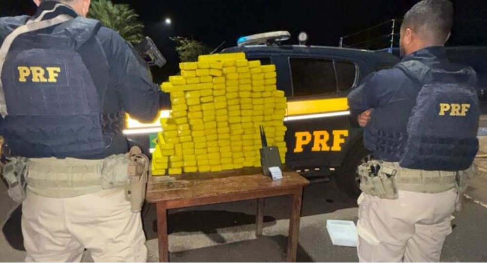 PRF apreende 210 kg de maconha e materiais para roubo de carga na BR-365