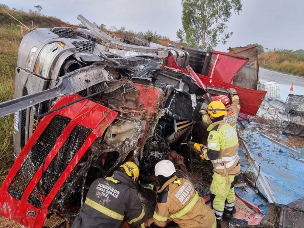 Caminhoneiro fica preso às ferragens após tombamento na BR-365 em Patos de Minas